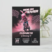 Invitation Fille d'anniversaire de course de vélo BMX rose (Debout devant)