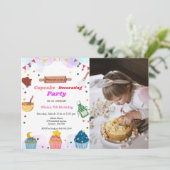 Invitation Fille de la fête de boulangerie décorant fête d'an (Debout devant)