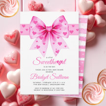 Fille de la Saint-Valentin avec un nœud rose bébé