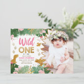 Invitation Fille d'une Dino sauvage Dinosaure rose Anniversai (Debout devant)