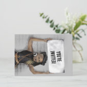 Invitation Fille noire tenant un panneau (Debout devant)
