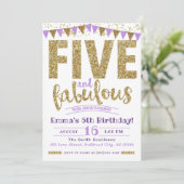 Invitation Fille pourpre cinq et fabuleux 5e anniversaire (Debout devant)