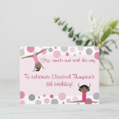 Invitation Filles de cheveux foncés de partie de gymnastique (Debout devant)