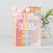 Invitation FIVE est une Vibe Daisy Rainbow Groovy 5ème Annive (Debout devant)