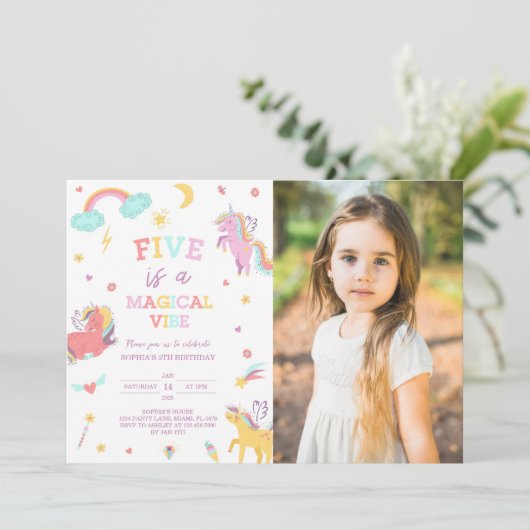 Invitation Five est une Vibe Magique Unicorn 5e Anniversaire (Debout devant)