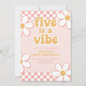Invitation Five est une Vibe Retro Check Pink Daisy Invitatio (Devant)