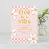 Invitation Five est une Vibe Retro Check Pink Daisy Invitatio (Debout devant)