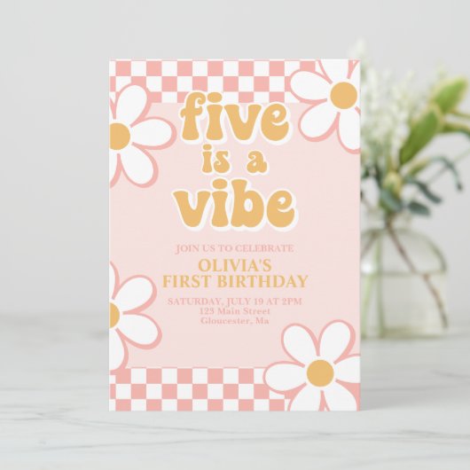 Invitation Five est une Vibe Retro Check Pink Daisy Invitatio (Debout devant)