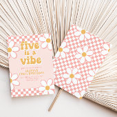 Invitation Five est une Vibe Retro Check Pink Daisy Invitatio