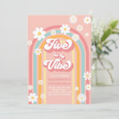 Invitation Five Is A Vibe Super Daisy Rainbow 5Anniversaire (Debout devant)