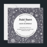 Invitation Fleur Chalkboard Monochrome Fête des mariées moder<br><div class="desc">Délicats dessins de fleurs botaniques en blanc sur un arrière - plan en damier gris foncé pour une ambiance florale moderne. Une jolie invitation à la douche nuptiale coordonnée que vous pouvez modifier pour convenir à votre propre célébration.</div>