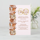 Invitation Fleur d'automne de la femme surprise 50e anniversa (Debout devant)