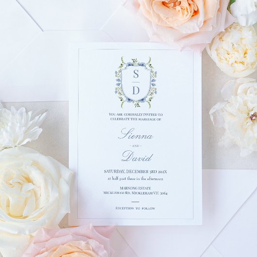 Invitation Fleur sauvage bleu moderne Monogram Crest Mariage
