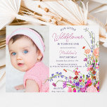 Invitation Fleur sauvage chic moderne photo 1er anniversaire<br><div class="desc">Notre petit fleur sauvage tourne à 1 ! Illustration moderne de fleurs d'été de printemps avec jolie fleur sauvage et script de brosse première anniversaire invitation photo avec une typographie de calligraphie moderne avec des fleurs rouge,  violet,  rose,  fleurs en terre cuite.</div>