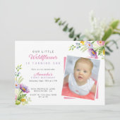 Invitation Fleur sauvage moderne Script Photo 1er anniversair (Debout devant)
