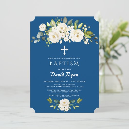 Invitation Fleurs blanches Classique Baptême garçon bleu (Debout devant)