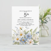 Invitation Fleurs bleues Dusty Marguerites blanches 5e annive (Debout devant)