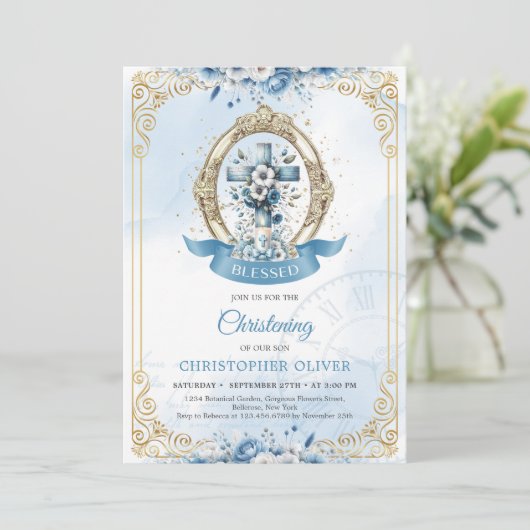 Invitation Fleurs bleues et or rustique croix garçon en bois (Debout devant)