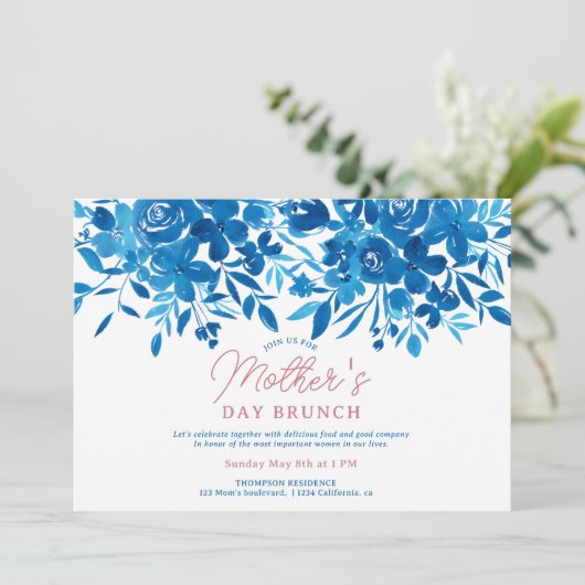Invitation Fleurs bleues modernes script brunch de la mère jo (Debout devant)