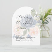 Invitation Fleurs Blush Navy Moderne Arch Fête de Fiançailles (Debout devant)