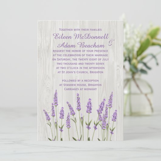 Invitation Fleurs de lavande violette sur Mariage de bois (Debout devant)