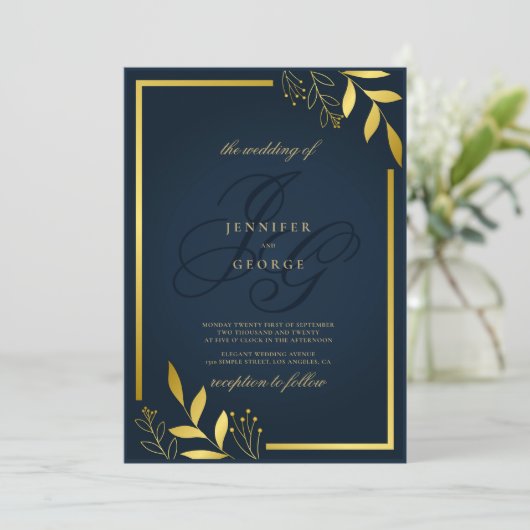 Invitation Fleurs de mariage bleu marine monogramme or (Debout devant)
