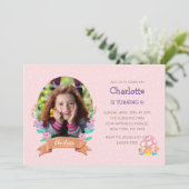 Invitation Fleurs gracieuses : couronne florale tirée à la ma (Debout devant)