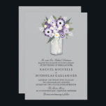 Invitation Fleurs Gris Violet Mason Jar | MARIAGE<br><div class="desc">DE MASON JAR SWEETNESS MARIAGE COLLECTION : Un élégant pot Mason rempli de fleurs dans les couleurs de la Lumière et des Purples foncés avec des fleurs sauvages de marguerites blanches. Un Arrière - plan gris argenté est défini. . Pour toute question sur les changements de conception personnalisés par le...</div>