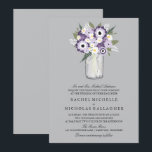 Invitation Fleurs Gris Violet Mason Jar | MARIAGE<br><div class="desc">DE MASON JAR SWEETNESS MARIAGE COLLECTION : Un élégant pot Mason rempli de fleurs dans les couleurs de la Lumière et des Purples foncés avec des fleurs sauvages de marguerites blanches. Un Arrière - plan gris argenté est défini. . Pour toute question sur les changements de conception personnalisés par le...</div>