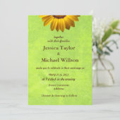 Invitation Fleurs jaunes sur Monogramme vert Abstrait (Debout devant)