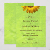 Invitation Fleurs jaunes sur Monogramme vert Abstrait (Devant / Derrière)