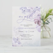 Invitation Fleurs mauve pastel doux bleu poussiéreux C'est un (Debout devant)