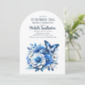 Invitation Fleurs papillons bleues Arch Surprise 70e annivers (Debout devant)