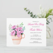 Invitation Fleurs roses dans une Teacup Fête des mariées Tea (Debout devant)
