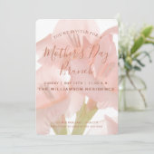 Invitation Fleurs roses Pêche Fête des Mères Brunch Invitatio (Debout devant)