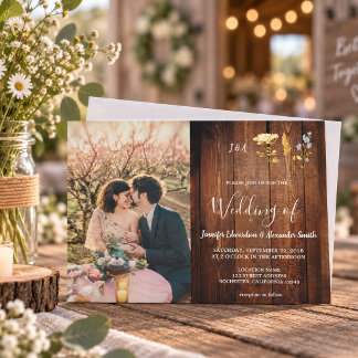 Invitation Fleurs rustiques sur photo de monogramme en bois d
