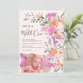 Invitation Fleurs sauvages roses Wild One photo premier anniv (Debout devant)