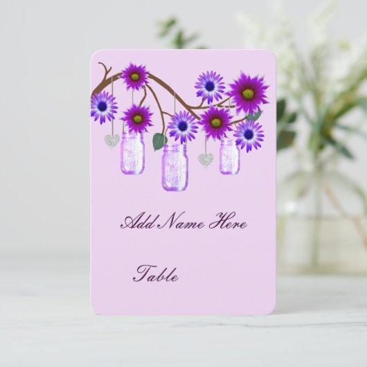 Invitation Fleurs violettes Mason Jars Table Place Card (Debout devant)
