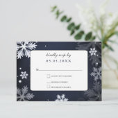 Invitation Flocons de neige bleu marine mariage hiver rsvp (Debout devant)