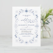 Invitation Flocons de neige élégants Monogramme Bleu Mariage  (Debout devant)