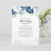 Invitation Floral 80e anniversaire Dusty Blue Script Party (Debout devant)