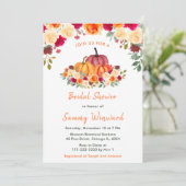 Invitation Floral Automne Orange Fête des mariées Citrouille (Debout devant)