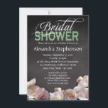 Invitation Floral & Chalkboard avec Fête des mariées verte<br><div class="desc">Jolie et fraîche miniature fleurs blanches,  roses et vertes (pas sûr de l'espèce,  mais peut-être miniature rose ou hydrangées) avec une ardoise gris foncé arrière - plan de tableau noir et craie - regardez texte écrit. Si joli et féminin pour un brunch nuptial avec douche ! Copyright © www.CustomInvitesOnline.com</div>