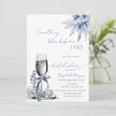 Invitation Floral Quelque chose Blue Bow Pearls et Prosecco (Debout devant)