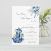 Invitation Floral Quelque chose Blue Bow Vin bouteille Rose (Debout devant)