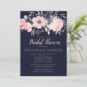 Invitation Flore rose pâle sur Fête des mariées marine (Debout devant)