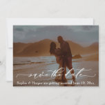 Invitation Font de luxe Romantic Beach Photo Enregistrer la d<br><div class="desc">Remplacez la photo de l'espace réservé par la vôtre et faites de cette carte unique et romantique Save the Date votre propre. L'élément de typographie "save the date", en blanc, a été rendu avec une jolie police de script de luxe. L'autre texte est modifiable et si vous souhaitez modifier la...</div>