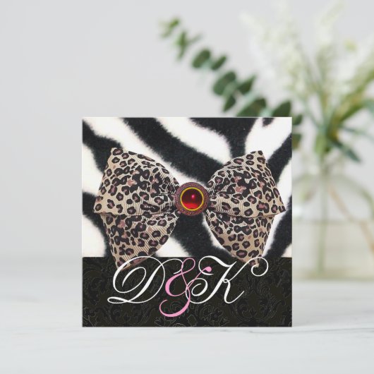 INVITATION FOURRURE DE ZÈBRE, NŒUD EN PEAU DE LÉOPARD, MONOGR (Debout devant)