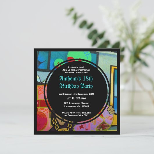 Invitation fraîche d'anniversaire de visage de (Debout devant)