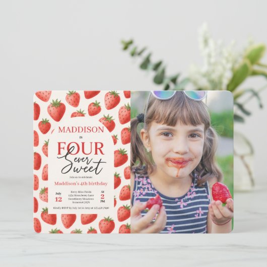 Invitation Fraise Four Ever Sweet 4th Birthday Photo (Debout devant)